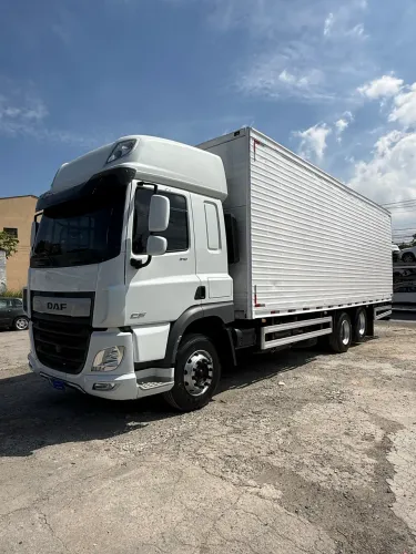 Daf CF310 truck ano 2025 baú alumínio baixo km