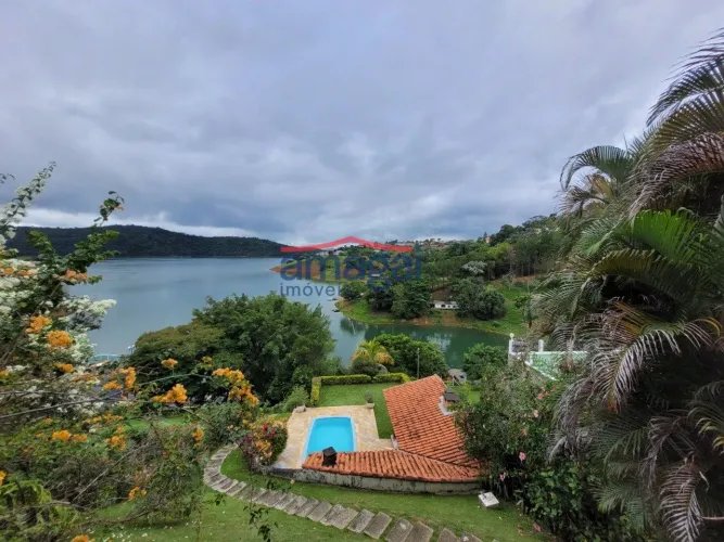 Casa pé na água na represa de Igaratá