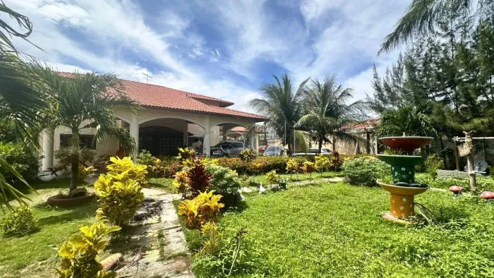 Ampla Casa Duplex | Sapiranga | Terreno: 1.080m² | 04 Suítes | Vagas para 8+ carros