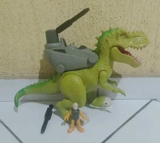 Bonecos Dinossauro e Mercenário