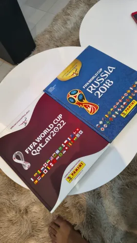 Álbuns de figurinhas capa dura das Copas do Mundo de 2018 e 2022