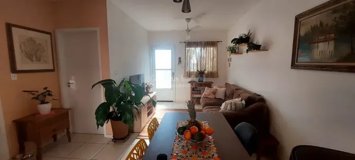 Casa térrea com ar-condicionado, quintal gramado e 2 vagas no Residencial Vila das Tulipas