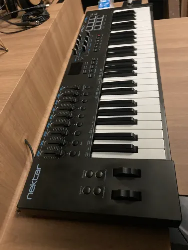 Teclado controlador NEKTAR L49+