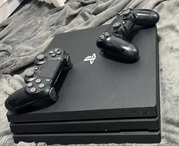 Ps4 pro com 2 controles e 6 jogos