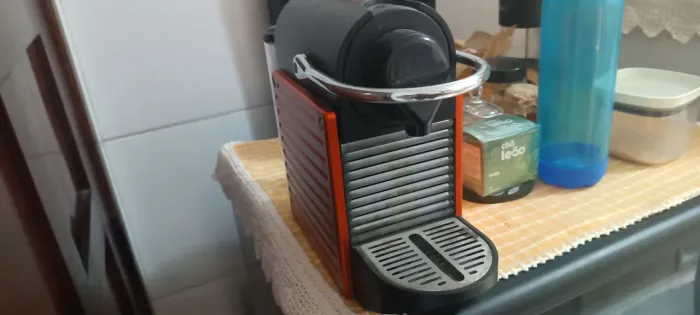 Cafeteira Nespresso Pixie de alumínio? Linda.