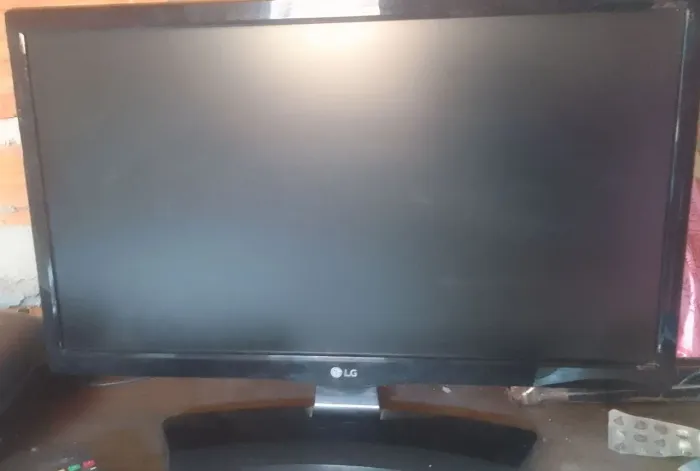 TV LG 20" com Controle - Liga e tem Som - Para Conserto
