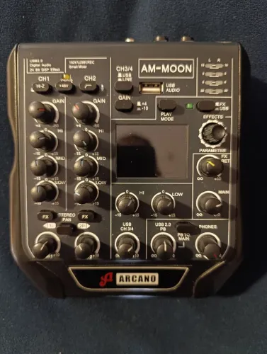 MESA DE SOM E INTERFACE DE AUDIO ARCANO.