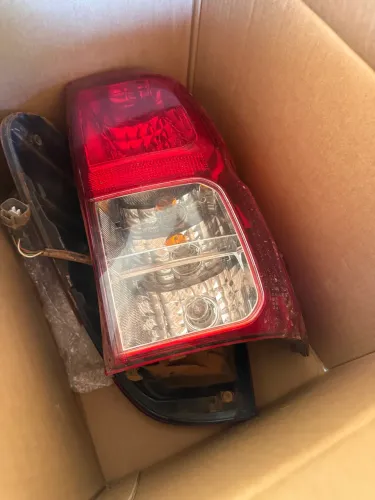 VENDO UMA LANTERNA HILUX 