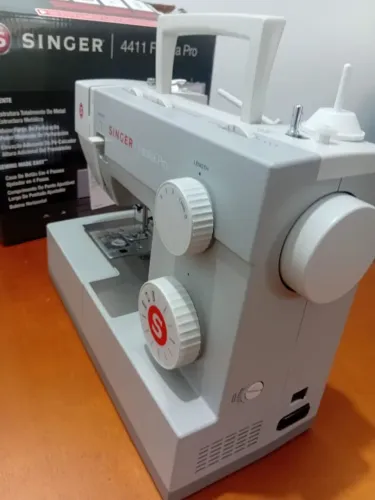 Máquina de Costura Facilite Pro