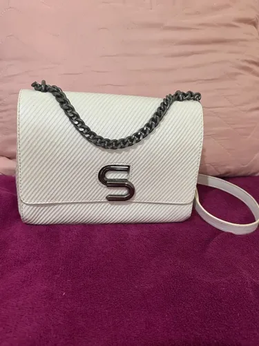 Bolsa Schutz branca em couro com corrente grafite - estado impecável!