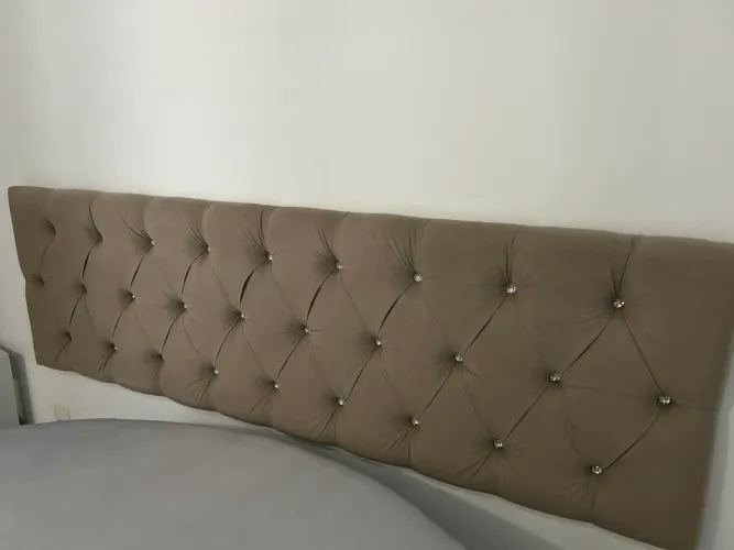 Cabeceira para cama king de suede com botões tipo cristal