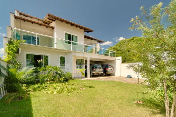 Casa à venda com dois pavimentos, piscina e edícula