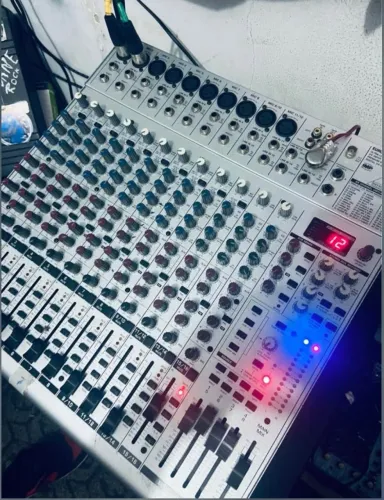 Mesa de som da Behringer UB2442fx pro