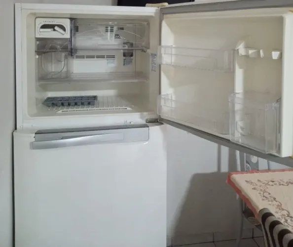 Geladeira à venda para conserto ou retirada de peças.