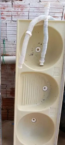 Tanque com três cubas com os sirfaos.