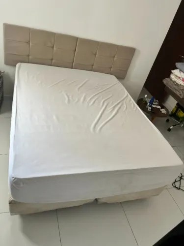Cama Queen Seminova