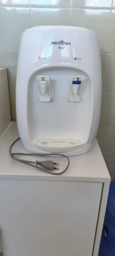 Gelagua Britânia, em perfeito estado, funcionando perfeitamente + dois garrafões de 20L.