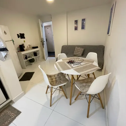 Apartamento há poucos metros da areia da praia de Copacabana
