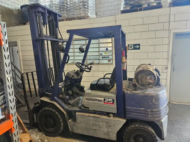 Empilhadeira KOMATSU 2,5T GLP