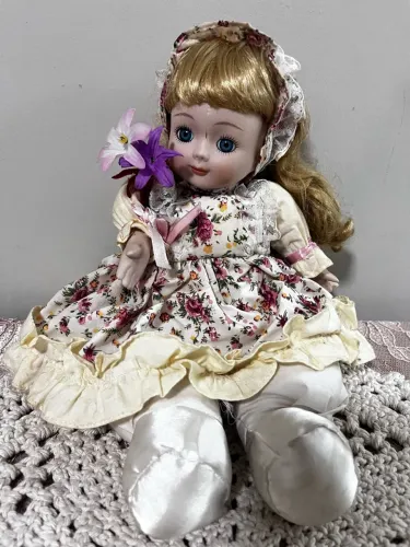 Boneca de porcelana a corda musical, mexe a cabeça.