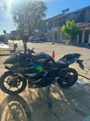 Moto extra sem detalhes pra pessoas exigente só tem 11 mil rodados