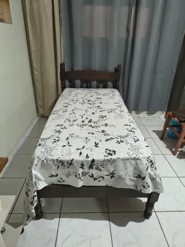 Cama solteirão em madeira maciça imbuia com colchão mola.