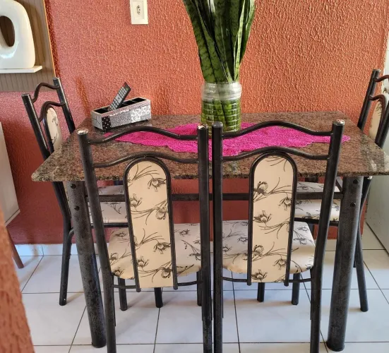 Vendo Mesa e 4 Cadeiras