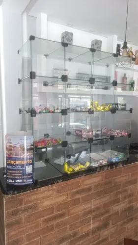 Vendo expositor - baleiro com 16 divisórias 