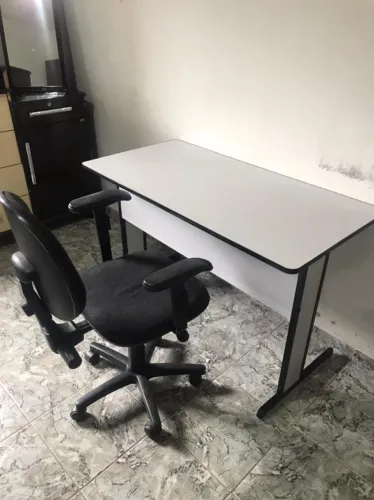 Mesa e cadeira de escritório 