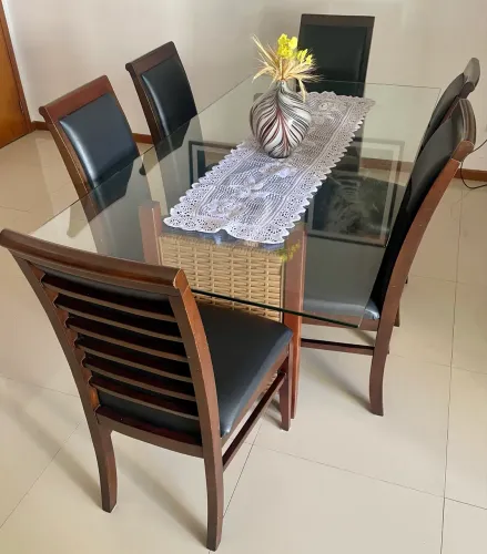 Conjunto de mesa e cadeiras em madeira