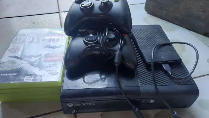 Xbox 360 com 5 jogos e três controles um está funcionando e um HD da ex bom de 320 gb