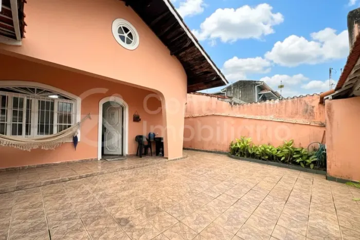 CASA à venda com 3 quartos em Peruíbe, no bairro Parque Balneario Oasis