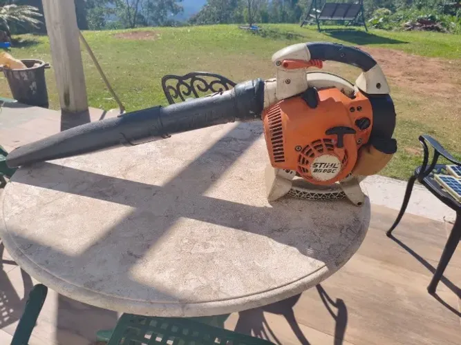 Soprador stihl bg86c A gasolina em pleno funcionamento