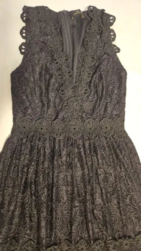 Vestido preto longo de renda