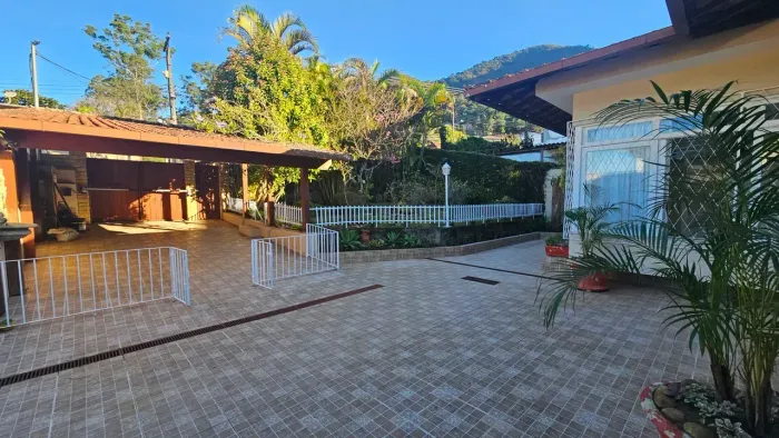Excelente casa no bairro Iucas,  com 3 quartos +dependência completa para sua locação!!