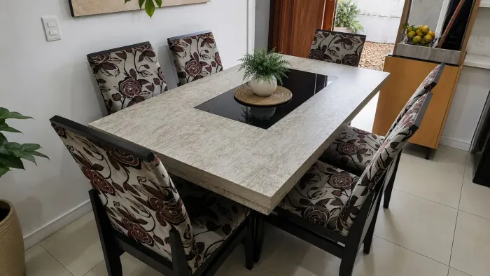 MESA COM 6 CADEIRAS EM BOM ESTADO