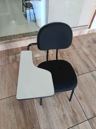 Cadeira escolar em perfeito estado