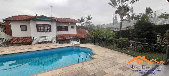 Casa com piscina e 3 suítes no Condomínio Arujazinho III