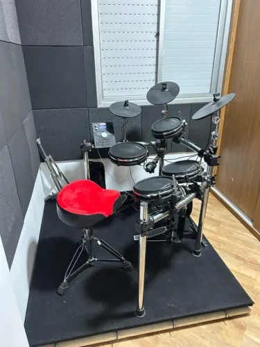 Bateria Eletrônica Alesis Command Mesh Kit - COM BANCO E PLATAFORMA ANTI RUÍDO