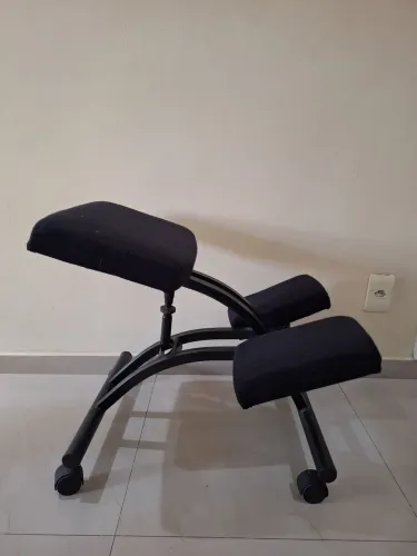 Cadeira de ajoelhando postural ergonômica.