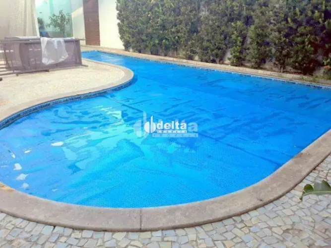 Casa 4 quartos no condomínio Gavea Hill 1 disponível para venda em Uberlândia-MG
