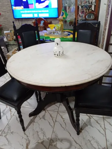 Mesa 4 cadeiras madeira e mármore 