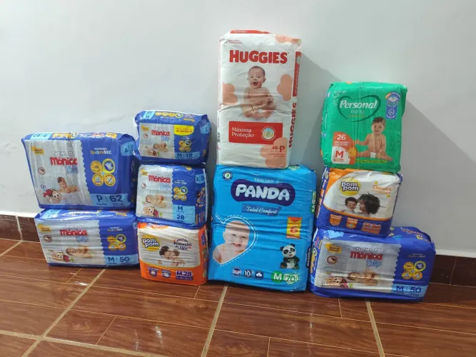 Pacotes de fraldas descartáveis.