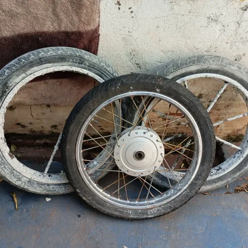Vende se 3 rodas de moto valor 200 reais as 3
