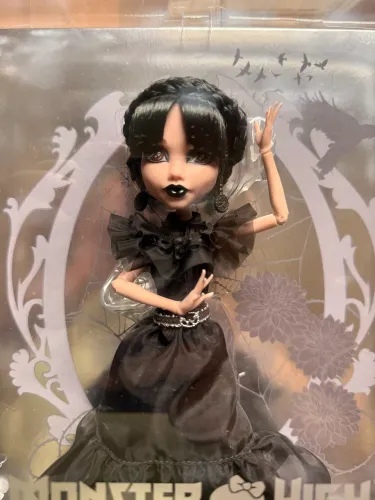 Skullector Wednesday Raven
