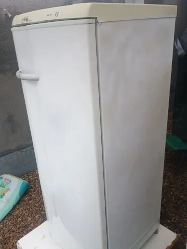 VENDO GELADEIRA FUNCIONANDO OK QUEBRA GALHO GELANDO OK 