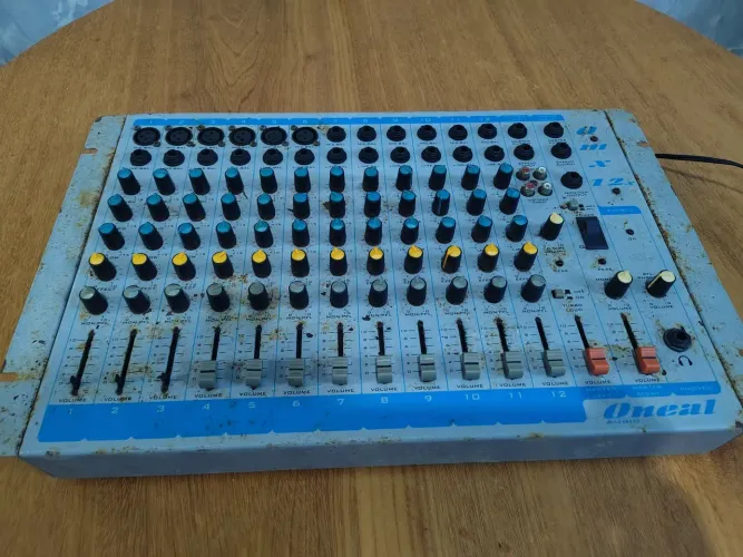 Mesa de som analógica 12 canais funcionando