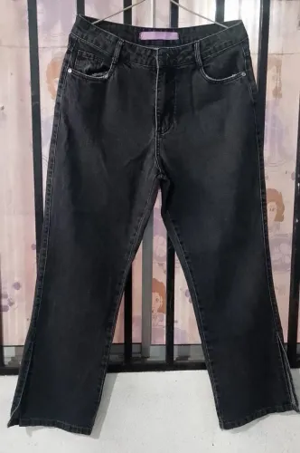 Calça jeans feminina pantalona com abertura ao lado ?