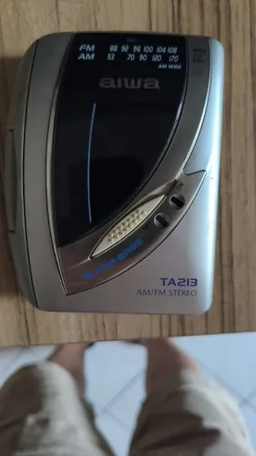 Walkman Aiwa HS-TA213 AM/FM Stereo - Muito Conservado (No Estado)