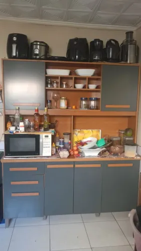 Armário de cozinha bem novo grande